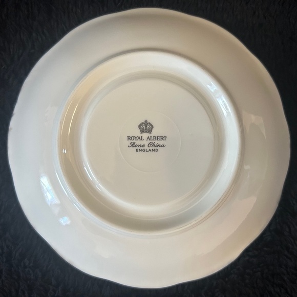 Royal Albert teacup and saucer - Picture 3 of 3